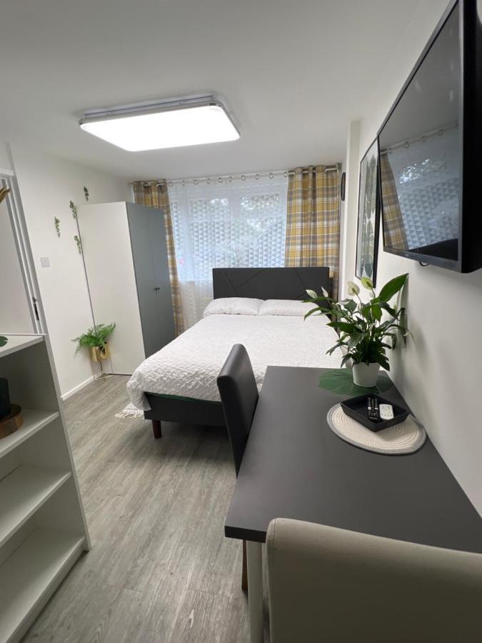 Studio In Private House Near Central Milton Keynes Appartement Buitenkant foto